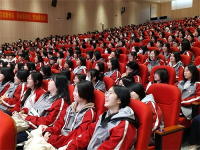 凝聚她力量共助她成长——石家庄文化传媒学校举办“芳华悦己 自在逐光”女生论坛