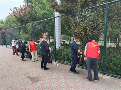 党员先锋展风采，校园清扫焕新颜