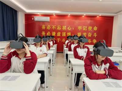 国庆节主题团日系列活动（一）——VR穿越时空，红色印记点亮青春