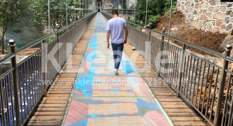 玻璃栈道-小河木桥