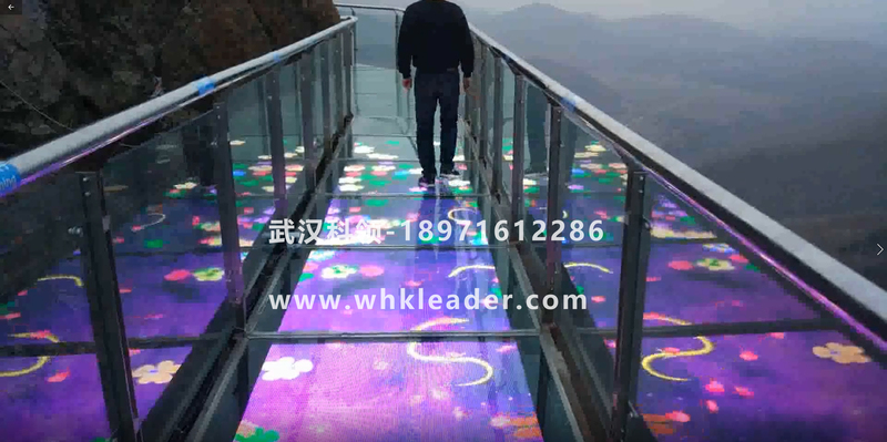 玻璃栈道-桥下出龙撞碎玻璃