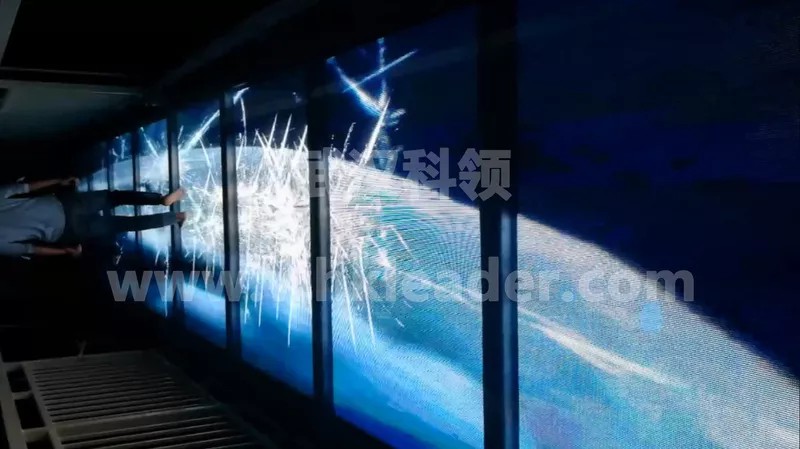 玻璃栈道-鲨鱼撞击玻璃特效