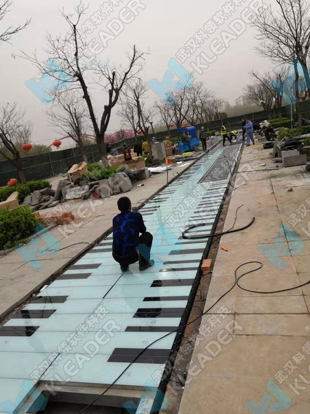 户外钢琴安装现场3